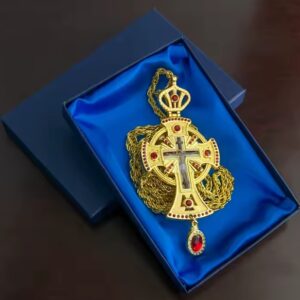 Cruce pectorală aurită pietre roșii