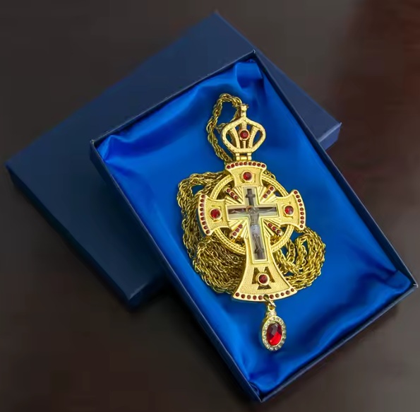 Cruce pectorală aurită pietre roșii